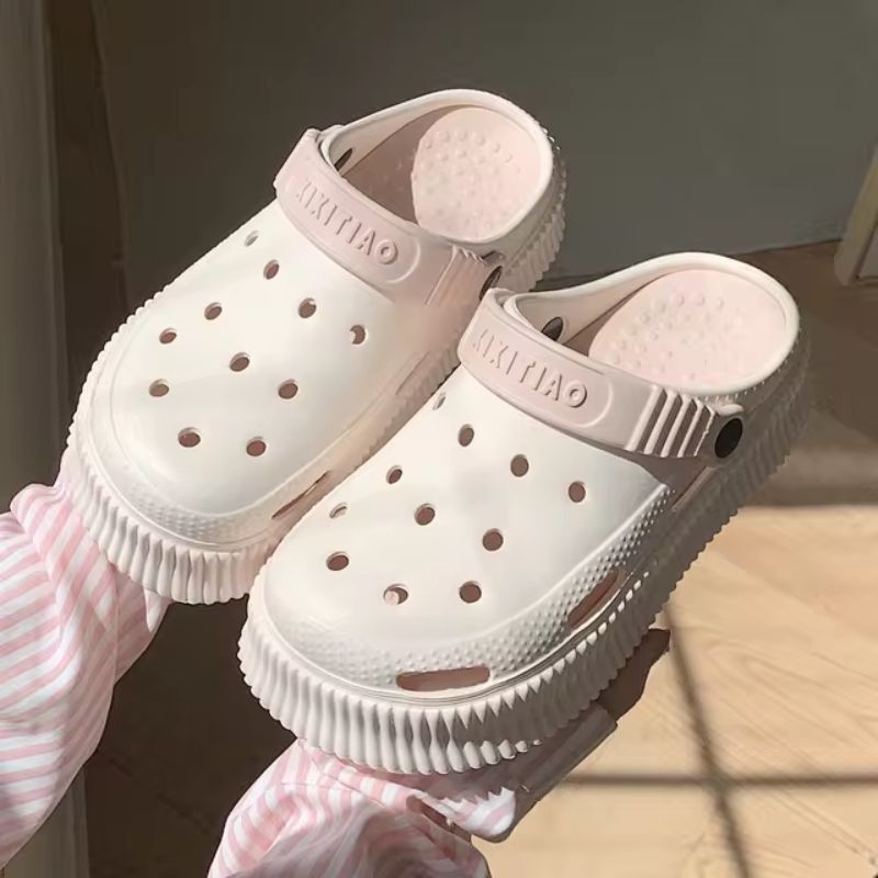 Crocs Classic, Sandália confortável para passar horas em pé sem sentir dores, feito com material super resistentes, essa sandalia é perfeita para quem busca conforto