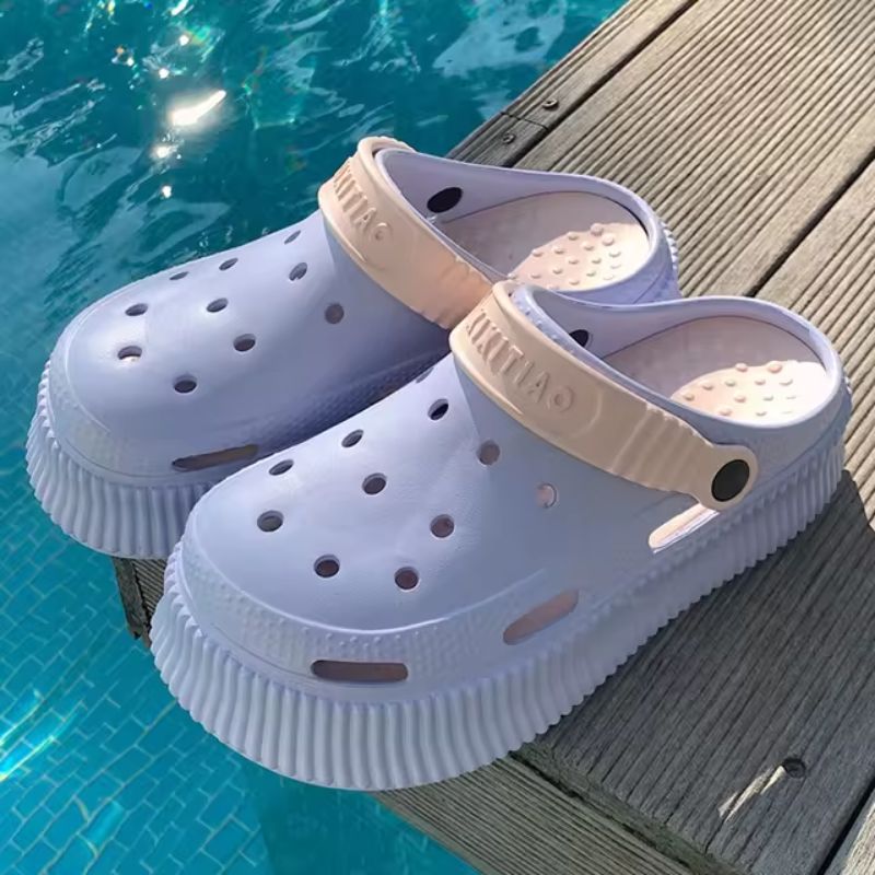 Crocs Classic, Sandália confortável para passar horas em pé sem sentir dores, feito com material super resistentes, essa sandalia é perfeita para quem busca conforto