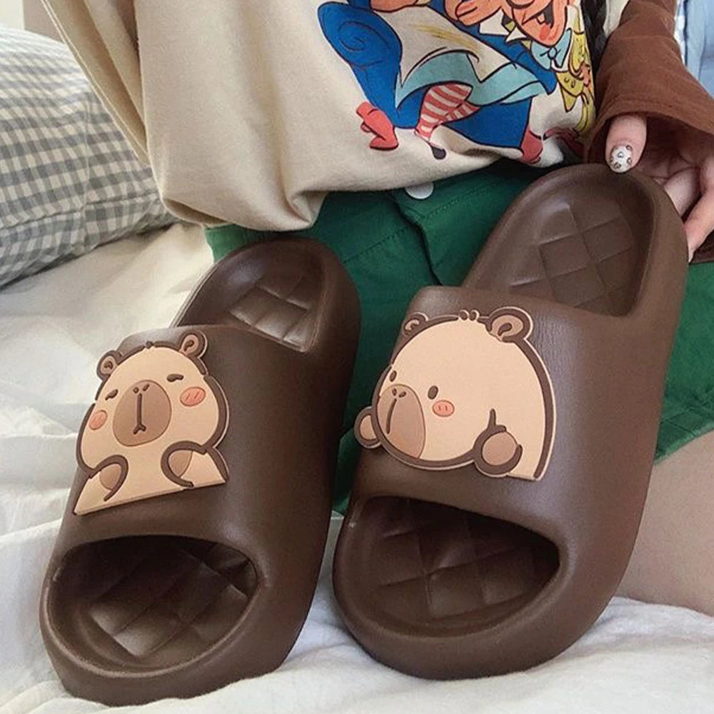 Chinelo Slide nuvem com desenho de capivara, na cor preto, marrom, cáqui e branco, sandalias super confortaveis