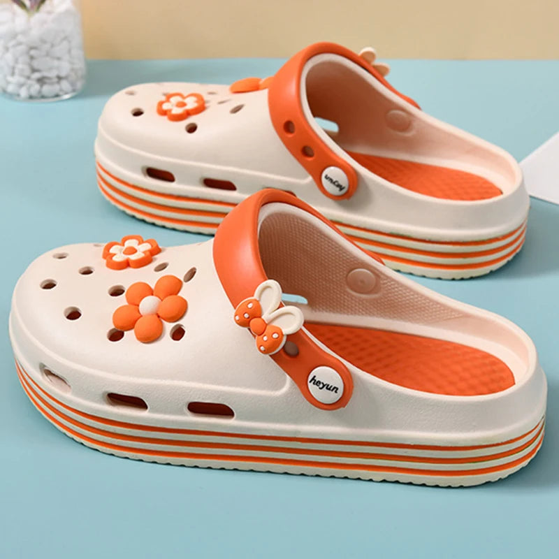 Sandália Crocs Classic, Fácil de calçar e fácil de tirar. O modelo clássico, agora disponível em novas cores. É perfeito para o dia a dia, principalmente para quem faz caminhadas. Construído em Croslite™, resina de célula fechada que oferece excelente amortecimento e redução de impacto. Possui aberturas que aumentam a ventilação do calçado e ajudam a drenar a água. Superleve, resistente a odores, fácil de limpar e rápido para secar.