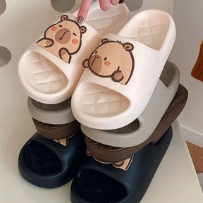 Chinelo Slide nuvem com desenho de capivara, na cor preto, marrom, cáqui e branco, sandalias super confortaveis