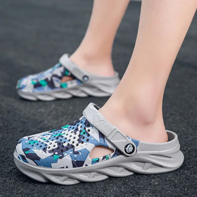 A Sandália Crocs Confort Plus possui design moderno e elegante, ela eleva o seu estilo sem comprometer o bem-estar dos seus pés. A exclusiva tecnologia Croslite™ utilizada na fabricação garante uma sensação de leveza e amortecimento incomparáveis.