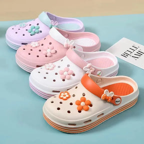 Sandália Crocs Classic, Fácil de calçar e fácil de tirar. O modelo clássico, agora disponível em novas cores. É perfeito para o dia a dia, principalmente para quem faz caminhadas. Construído em Croslite™, resina de célula fechada que oferece excelente amortecimento e redução de impacto. Possui aberturas que aumentam a ventilação do calçado e ajudam a drenar a água. Superleve, resistente a odores, fácil de limpar e rápido para secar.